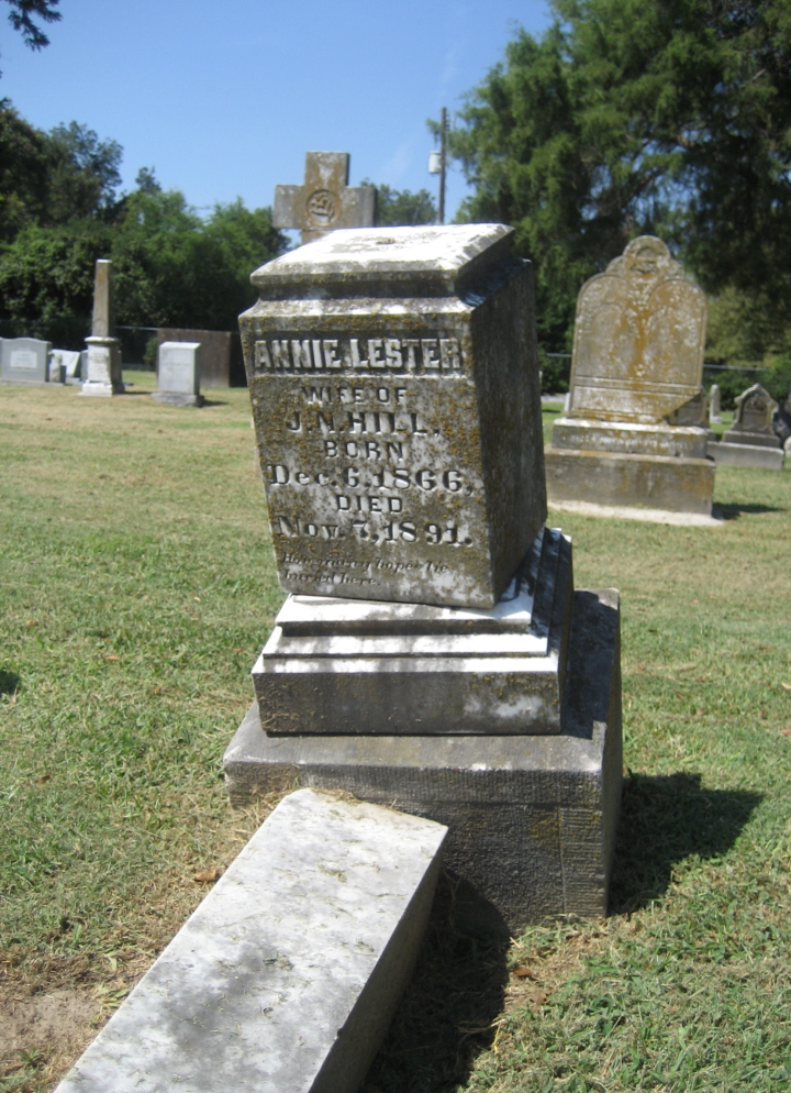 All photos are the property of LaCemeteries © and may